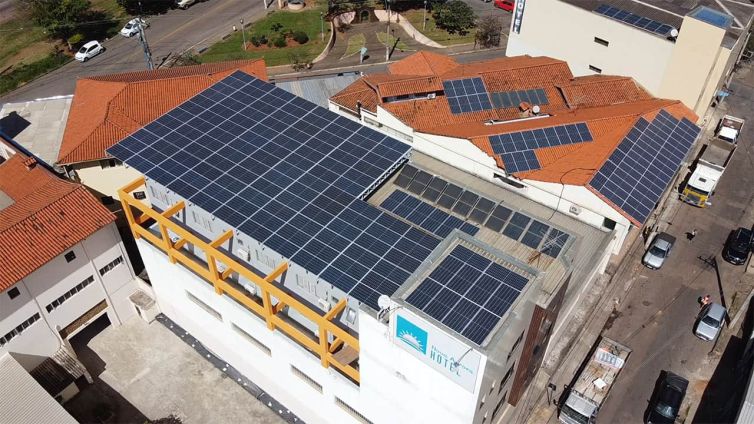 Sistema-fotovoltaico-igarape-hotelnovaaurora-solarpower-emmg-min