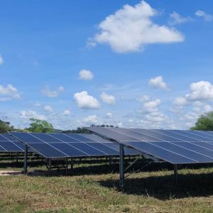 Foto de fazenda de painéis solares em Araçuaí Minas Gerais